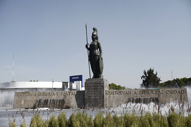 A TENER EN CUENTA. A la escultura la acompaña el lema “Justicia, sabiduría y fortaleza custodian a esta leal ciudad”. (Fotos: Alfonso Hernández y Humberto Muñiz)